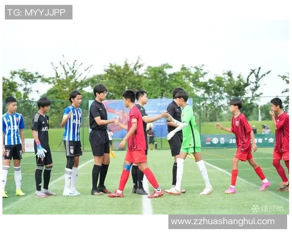 足球明星巅峰对决精彩纷呈 谁能在赛场上勇夺冠军荣耀